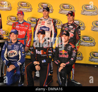 Sep 12, 2009 - Richmond, Virginia, Stati Uniti d'America - Driver KURT BOSCH, Denny Hamlin, Brian Vickers, Mark Martin, Jimmie Johnson, Jeff Gordon in un post gara cerimonia per la Top 12 piloti nella Sprint Cup Chase al Circuito Internazionale di Richmond per essere tra i primi 12 piloti che saranno comptete per la Sprint Cup Championship. (Credito Immagine: © Tina Fultz/ZUMA Press) Foto Stock