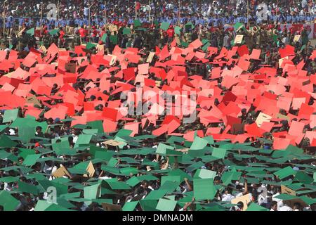 Dacca in Bangladesh. Xvi Dec, 2013. I membri dell'esercito del Bangladesh, della difesa dei funzionari e degli scolari formano il più grande del mondo umano bandiera nazionale per il marchio del paese la vittoria di giornata a Dhaka il 16 dicembre 2013. Un totale di 27,117 volontari, soprattutto studenti, utilizzate piastrelle colorate per formare la bandiera a Dhaka nazionale della parata a terra. Il Bangladesh ha vinto l'indipendenza dal Pakistan dopo un amaro nove mesi di guerra nel 1971 ha portato da parte del paese di fondatore Sheikh Mujibur Rahman, e questo viene celebrata ogni anno il 16 dicembre. Credito: Monirul Alam/ZUMAPRESS.com/Alamy Live News Foto Stock