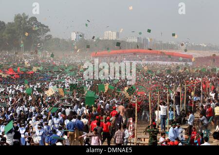 Dacca in Bangladesh. Xvi Dec, 2013. I membri dell'esercito del Bangladesh, della difesa dei funzionari e degli scolari formano il più grande del mondo umano bandiera nazionale per il marchio del paese la vittoria di giornata a Dhaka il 16 dicembre 2013. Un totale di 27,117 volontari, soprattutto studenti, utilizzate piastrelle colorate per formare la bandiera a Dhaka nazionale della parata a terra. Il Bangladesh ha vinto l'indipendenza dal Pakistan dopo un amaro nove mesi di guerra nel 1971 ha portato da parte del paese di fondatore Sheikh Mujibur Rahman, e questo viene celebrata ogni anno il 16 dicembre. Credito: Monirul Alam/ZUMAPRESS.com/Alamy Live News Foto Stock