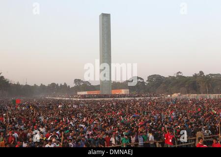 Dacca in Bangladesh. Xvi Dec, 2013. Decine di migliaia di persone si sono unite nel canto del Bangladesh inno nazionale 'Amar sonar Bangla ami tomay bhalobasi' (il mio Bengala d'Oro ti amo) al Suhrawardy Udyan dove il Bangalees' carta della libertà è stato scritto 42 anni fa. Il Bangladesh ha vinto l'indipendenza dal Pakistan dopo un amaro nove mesi di guerra nel 1971 ha portato da parte del paese di fondatore Sheikh Mujibur Rahman, e questo viene celebrata ogni anno il 16 dicembre. Credito: Monirul Alam/ZUMAPRESS.com/Alamy Live News Foto Stock