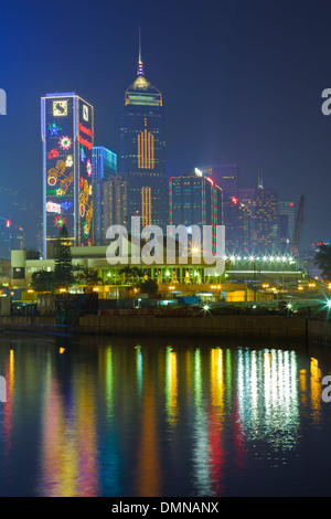 Le luci di Natale su edifici alti con l'Isola di Hong Kong notturno di dietro. Foto Stock