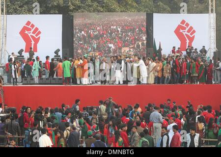 Dacca in Bangladesh. Xvi Dec, 2013. Decine di migliaia di persone si sono unite nel canto del Bangladesh inno nazionale 'Amar sonar Bangla ami tomay bhalobasi' (il mio Bengala d'Oro ti amo) al Suhrawardy Udyan dove il Bangalees' carta della libertà è stato scritto 42 anni fa. Il Bangladesh ha vinto l'indipendenza dal Pakistan dopo un amaro nove mesi di guerra nel 1971 ha portato da parte del paese di fondatore Sheikh Mujibur Rahman, e questo viene celebrata ogni anno il 16 dicembre. Credito: Monirul Alam/ZUMAPRESS.com/Alamy Live News Foto Stock