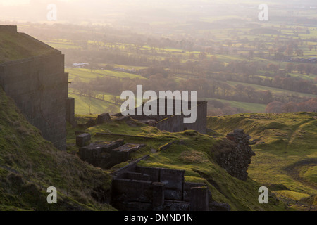 Vecchia cava di calcestruzzo edifici nel tardo pomeriggio la luce sul Titterstone Clee Hill, Shropshire, Inghilterra, Regno Unito Foto Stock