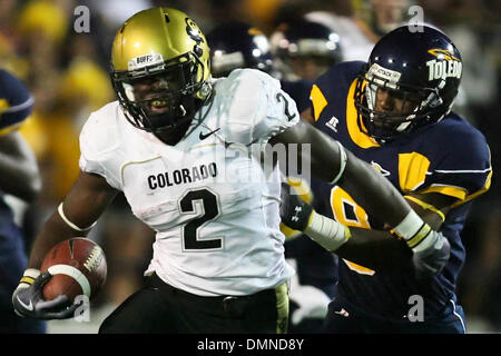 11 Settembre 2009: Colorado running back Darrell Scott (2) porta la palla. Scott si precipitò per 85 yard sulla porta 12. Università di Colorado, della grande conferenza 12 - divisione nord, presso l'Università di Toledo, della Conferenza Mid-American, in Toledo Rocket's home opener della stagione 2009, nel vetro Bowl Stadium, a Toledo, Ohio. Toledo sconfitto Colorado da 54 a 38 Foto Stock