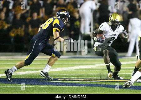 11 Settembre 2009: Colorado running back Darrell Scott (2) porta la palla. Scott si precipitò per 85 yard sulla porta 12. Università di Colorado, della grande conferenza 12 - divisione nord, presso l'Università di Toledo, della Conferenza Mid-American, in Toledo Rocket's home opener della stagione 2009, nel vetro Bowl Stadium, a Toledo, Ohio. Toledo sconfitto Colorado da 54 a 38 s Foto Stock