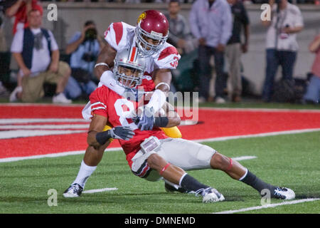 12 Settembre 2009: Ohio State Buckeyes DeVier Posey (8) viene affrontato da USC Trojans Josh Pinkard (36) durante il NCAA college partita di calcio tra la USC Trojans e la Ohio State Buckeyes presso lo Stadio Ohio in Columbus, Ohio. Il #3 USC raccolse per sconfiggere #7 Ohio State 18-15 davanti a una folla record di 106,033 ventilatori in Ohio Stadium. (Credito Immagine: © Southcreek globale/ZUMApress.com) Foto Stock