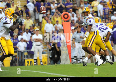 12 Settembre 2009: LSU quarterback, Kordan Jefferson, lancia la palla a marcia indietro, Keiland Williams, durante le notti di Sabato SEC match tra Vanderbilt Commodores e la LSU Tigers in Tiger Stadium. La LSU avrebbe vinto il gioco 23-9. (Credito Immagine: © Southcreek globale/ZUMApress.com) Foto Stock