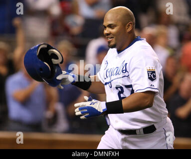 Agosto 21, 2009 - Kansas City, Missouri, Stati Uniti - 21 agosto 2009: Kansas City Royals catcher Brayan Pena (27) hits pizzico hit homerun durante il venerdi di partita di baseball, il Minnesota Twins sconfitto il Kansas City Royals 5-4 in dieci inning presso Kauffman Stadium di Kansas City, MO. (Credito Immagine: © James Allison/Southcreek globale/ZUMApress.com) Foto Stock