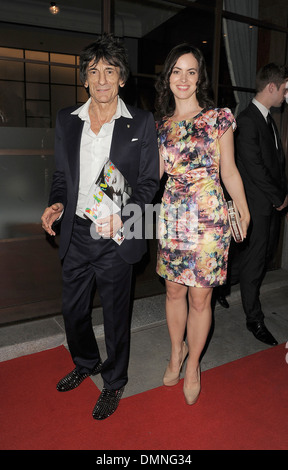 Ronnie Wood e Sally Humphries Fashion per il sollievo del partito svoltasi al ristorante del centro Londra Inghilterra - 09.08.12 Foto Stock