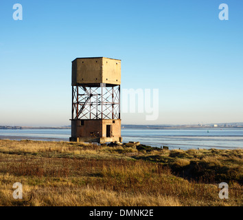 Durante la Seconda guerra mondiale la torre radar dissimulata come un water tower, Tilbury Fiume Tamigi, Essex, Inghilterra, Regno Unito. Foto Stock