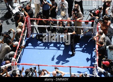 Sep 14, 2009 - Hollywood, California, Stati Uniti d'America - JUAN MARQUEZ arriva per un open media allenamento pochi giorni prima della sua lotta con Floyd Mayweather Jr sett. 19 al MGM Grand di Las Vegas che sarà prodotta e distribuita in diretta su HBO pay-per-view. Questo segna Mayweather il primo Los Angeles open media allenamento per oltre due anni come egli fa il suo ritorno all'anello per combattere Marquez. (Credi Foto Stock