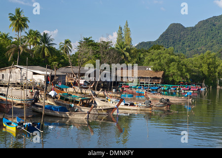 Barche da pesca in un piccolo villaggio sul mare Adaman in Thailandia Foto Stock