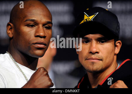 16 set 2009 - Las Vegas, Nevada, Stati Uniti d'America - Floyd Mayweather jr., sinistra e Juan Manuel MARQUEZ face off alla fine della loro conferenza stampa al MGM Grand hotel/casino mercoledì. I due si immettere la principale arena il Sabato, Settembre 19. (Credito Immagine: © David Becker/ZUMA Press) Foto Stock