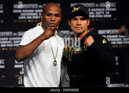 16 set 2009 - Las Vegas, Nevada, Stati Uniti d'America - Floyd Mayweather jr., sinistra e Juan Manuel MARQUEZ face off alla fine della loro conferenza stampa al MGM Grand hotel/casino mercoledì. I due si immettere la principale arena il Sabato, Settembre 19. (Credito Immagine: © David Becker/ZUMA Press) Foto Stock