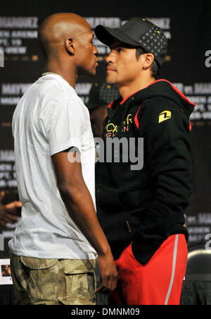 16 set 2009 - Las Vegas, Nevada, Stati Uniti d'America - Floyd Mayweather jr., sinistra e Juan Manuel MARQUEZ face off alla fine della loro conferenza stampa al MGM Grand hotel/casino mercoledì. I due si immettere la principale arena il Sabato, Settembre 19. (Credito Immagine: © David Becker/ZUMA Press) Foto Stock