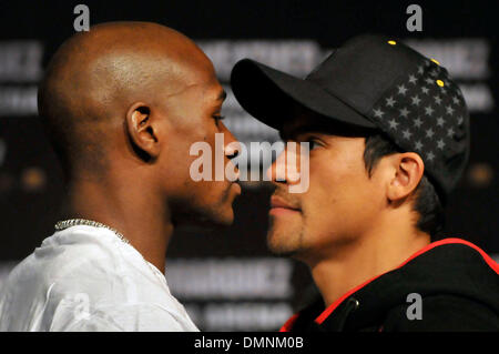 16 set 2009 - Las Vegas, Nevada, Stati Uniti d'America - Floyd Mayweather jr., sinistra e Juan Manuel MARQUEZ face off alla fine della loro conferenza stampa al MGM Grand hotel/casino mercoledì. I due si immettere la principale arena il Sabato, Settembre 19. (Credito Immagine: © David Becker/ZUMA Press) Foto Stock