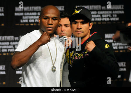 16 set 2009 - Las Vegas, Nevada, Stati Uniti d'America - Floyd Mayweather jr., sinistra e Juan Manuel MARQUEZ face off alla fine della loro conferenza stampa al MGM Grand hotel/casino mercoledì. I due si immettere la principale arena il Sabato, Settembre 19. (Credito Immagine: © David Becker/ZUMA Press) Foto Stock