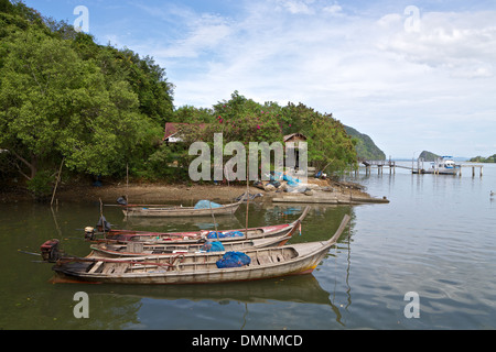 Barche da pesca in un piccolo villaggio sul mare Adaman in Thailandia Foto Stock