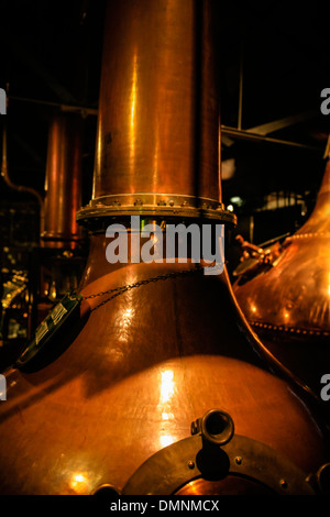 Jameson Irish Whiskey distilleria alambicchi di rame presso la fabbrica di Dublino Foto Stock