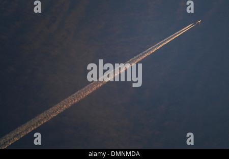 Aereo di linea e contrail o vapore condensato via trail visto su Palma de Maiorca sky, Spagna. Foto Stock