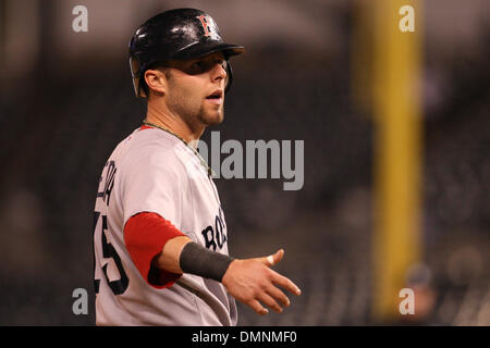 Sett. 21, 2009 - Kansas City, Missouri, Stati Uniti - 21 Settembre 2009: Boston Red Sox secondo baseman Dustin Pedroia (15) singles durante il lunedì la partita di baseball, Kansas City Royals sconfitto il Boston Red Sox 12 - 9 presso Kauffman Stadium di Kansas City, MO. (Credito Immagine: © James Allison/Southcreek globale/ZUMApress.com) Foto Stock