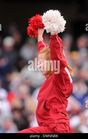 Ottobre 17, 2009 - Chestnut Hill, Massachusetts, STATI UNITI - 17 Ottobre 2009: a North Carolina State cheerleader. (Credito Immagine: © Geoff Bolte/Southcreek globale/ZUMApress.com) Foto Stock