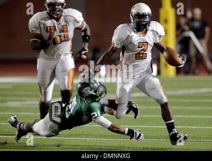 Nov 06, 2009 - San Antonio, Texas, Stati Uniti - Madison's AARON verde (02) spazzole fuori un affrontare da Reagan Jonathon Rudd (21). Reagan ha sconfitto Madison, 30-21, per diventare il 26-5un quartiere Champs a eroi Stadium. (Credito Immagine: © Kin uomo Hui/San Antonio Express-News/ZUMApress.com) Foto Stock