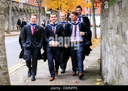 Gli studenti in abiti su Università di Dublino il giorno di graduazione Foto Stock