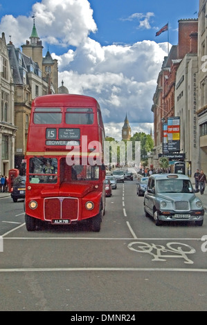 Autobus Routemaster su Whitehall con il Big Ben in background. Foto Stock