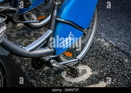 Blue biciclette a noleggio per i turisti a Dublino, un ottimo modo per ottenere intorno e eco-friendly Foto Stock