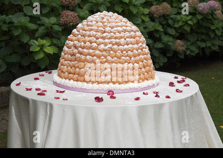 Profiterole torta di nozze, esterni in un giardino. Foto Stock