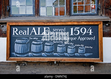 Un cartello al di fuori del Garrick Inn a Stratford upon Avon. Il consiglio di amministrazione rappresenta varie dimensioni dei barili di birra. Foto Stock