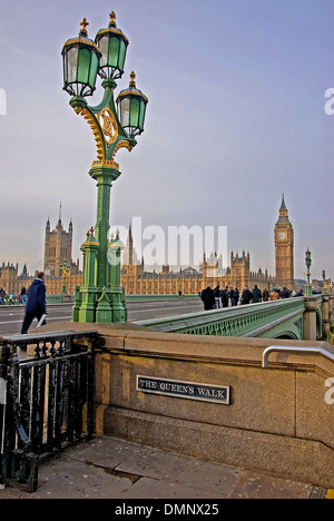Il Big Ben e il Palazzo di Westminster e il fiume Tamigi sono iconico destinazioni nel cuore di Londra. Foto Stock