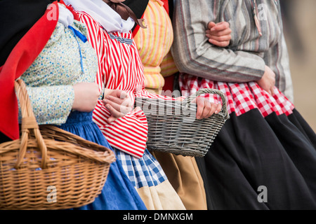 Paesi Bassi, Scheveningen. Bicentenario. Storico sbarco a Scheveningen Beach. I pescatori e le donne in costume tradizionale Foto Stock