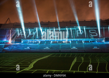 Paesi Bassi, Eindhoven, Light festival chiamato GLOW 2013. Progetto Clashlight nella Philips PSV football Stadium Foto Stock