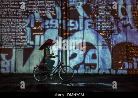 Paesi Bassi, Eindhoven, Light festival chiamato GLOW 2013. Ciclista con Senz ombrello storm Foto Stock