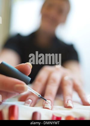 Pittura unghie smalto per unghie Spazzolino manicure francese le dita della mano lady sfocata Foto Stock