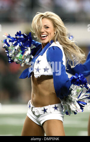 Sett. 28, 2009 - Arlington, Texas, Stati Uniti - 28 Settembre 2009: A Dallas Cowboy cheerleader esegue per la folla. Il Dallas Cowboys sconfitto il Carolina Panthers 21-7 a Cowboy Stadium di Arlington, Texas. (Credito Immagine: © Margaret Bowles/Southcreek globale/ZUMApress.com) Foto Stock