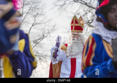 Paesi Bassi, Kortenhoef, Saint Nicholas alla vigilia del 5 dicembre. Saint cavallo e Black Petes fare un tour attraverso il villaggio Foto Stock