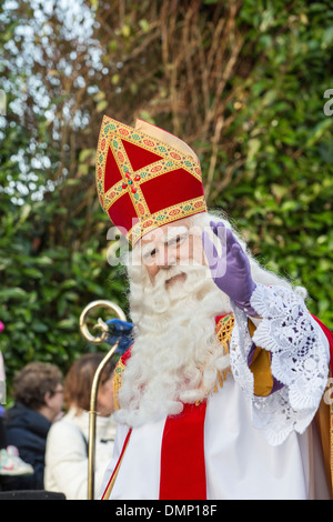 Paesi Bassi, Kortenhoef, Saint Nicholas alla vigilia del 5 dicembre. Saint cavallo e Black Petes fare un tour attraverso il villaggio Foto Stock