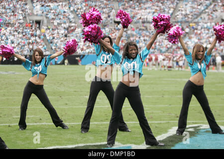 Ottobre 13, 2009 - Charlotte, North Carolina, Stati Uniti - 11 Ottobre 2009: Il Carolina Panther cheerleaders, il Top Cats. Il Carolina Panthers sconfitto Washington Redskins 20-17 presso la Bank of America Stadium di Charlotte, North Carolina. (Credito Immagine: © Margaret Bowles/Southcreek globale/ZUMApress.com) Foto Stock