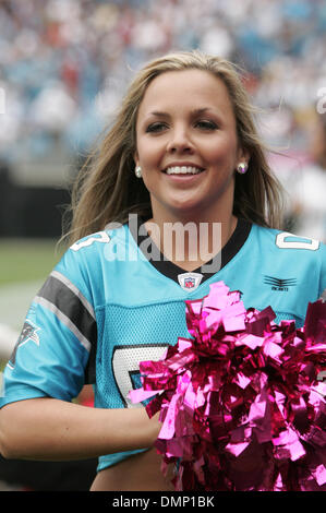 Ottobre 13, 2009 - Charlotte, North Carolina, Stati Uniti - 11 Ottobre 2009: Il Carolina Panther cheerleaders, il Top Cats. Il Carolina Panthers sconfitto Washington Redskins 20-17 presso la Bank of America Stadium di Charlotte, North Carolina. (Credito Immagine: © Margaret Bowles/Southcreek globale/ZUMApress.com) Foto Stock