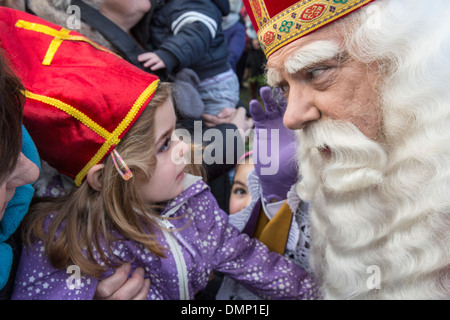 Paesi Bassi, Kortenhoef, Saint Nicholas alla vigilia del 5 dicembre. Saint ascolta con attenzione a ciò che il bambino vuole dire Foto Stock