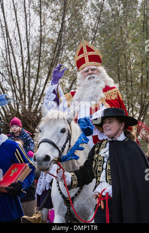 Paesi Bassi, Kortenhoef, Saint Nicholas eve. Saint sul cavallo bianco o Stefano e Black Petes fare un tour attraverso il villaggio Foto Stock