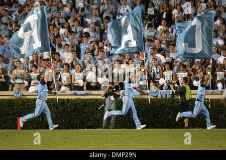 Ottobre 24, 2009 - Chapel Hill, North Carolina, Stati Uniti - 22 Ottobre 2009: Università della Carolina del Nord e tifosi il tifo per i loro team. Stato della Florida Seminoles sconfitto l'Università della North Carolina Tarheels 30-27 a Kenan Stadium di Chapel Hill, North Carolina. (Credito Immagine: © Margaret Bowles/Southcreek globale/ZUMApress.com) Foto Stock