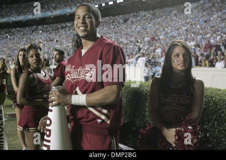 Ottobre 24, 2009 - Chapel Hill, North Carolina, Stati Uniti - 22 Ottobre 2009: Florida State cheerleaders scaldare la folla. Stato della Florida Seminoles sconfitto l'Università della North Carolina Tarheels 30-27 a Kenan Stadium di Chapel Hill, North Carolina. (Credito Immagine: © Margaret Bowles/Southcreek globale/ZUMApress.com) Foto Stock