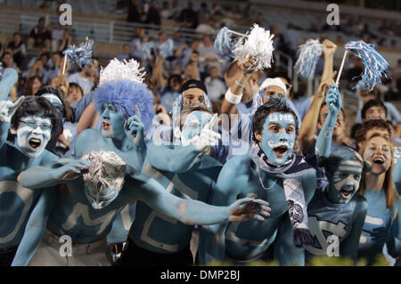 Ottobre 24, 2009 - Chapel Hill, North Carolina, Stati Uniti - 22 Ottobre 2009: Università della Carolina del Nord e tifosi il tifo per i loro team. Stato della Florida Seminoles sconfitto l'Università della North Carolina Tarheels 30-27 a Kenan Stadium di Chapel Hill, North Carolina. (Credito Immagine: © Margaret Bowles/Southcreek globale/ZUMApress.com) Foto Stock