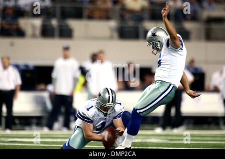 Ottobre 24, 2009 - Arlington, Texas, Stati Uniti - 28 Settembre 2009: Dallas Cowboys PK Nick Folk #6 appena manca un obiettivo del campo nel primo trimestre. Il Dallas Cowboys sconfitto il Carolina Panthers 21-7 a Cowboy Stadium di Arlington, Texas. (Credito Immagine: © Margaret Bowles/Southcreek globale/ZUMApress.com) Foto Stock