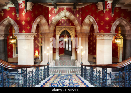 Scala centrale del St. Pancras Renaissance London Hotel, Londra, Inghilterra, Regno Unito Foto Stock