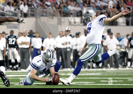 Ottobre 24, 2009 - Arlington, Texas, Stati Uniti - 28 Settembre 2009: Dallas Cowboys PK Nick Folk #6 colpisce un obiettivo del campo. Il Dallas Cowboys sconfitto il Carolina Panthers 21-7 a Cowboy Stadium di Arlington, Texas. (Credito Immagine: © Margaret Bowles/Southcreek globale/ZUMApress.com) Foto Stock